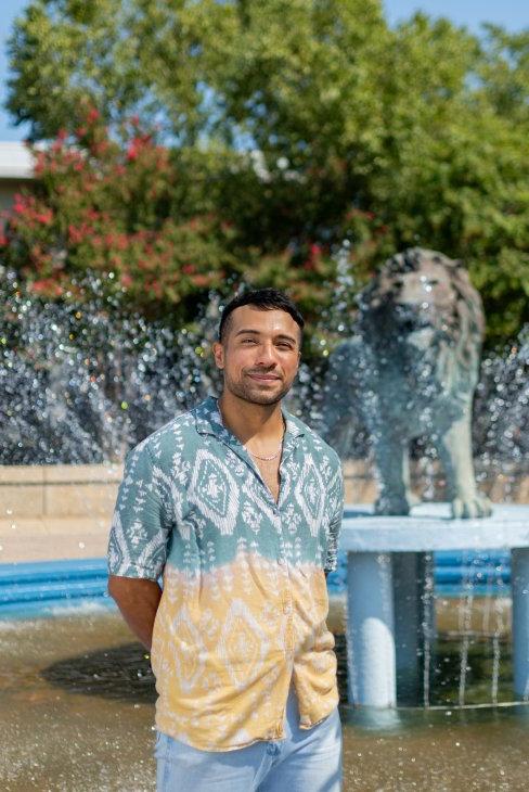 Irv安东尼奥 in front of the lion fountain.